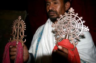 priester met het Ethiopisch orthodox kruis